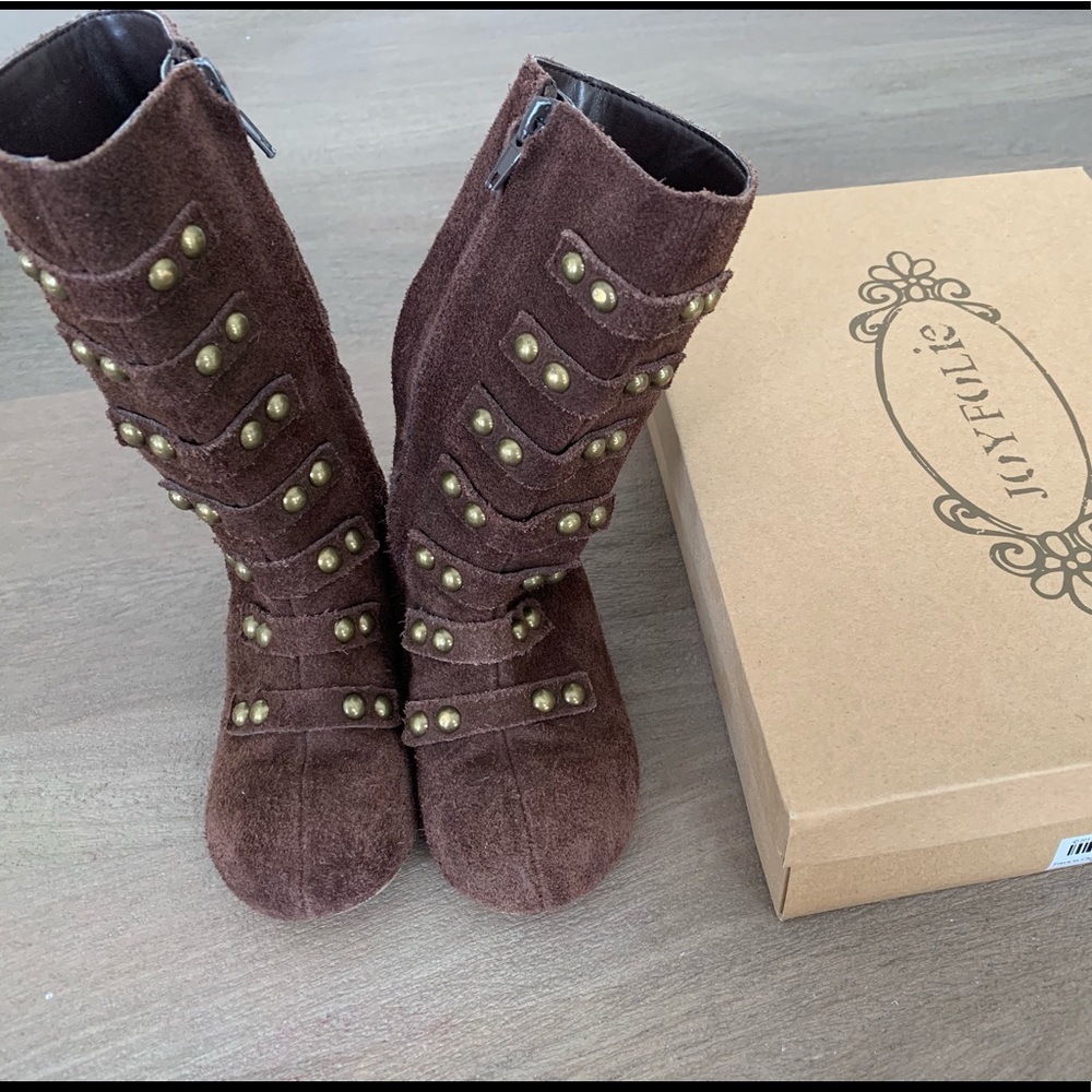 Freya in chocolate brown boots